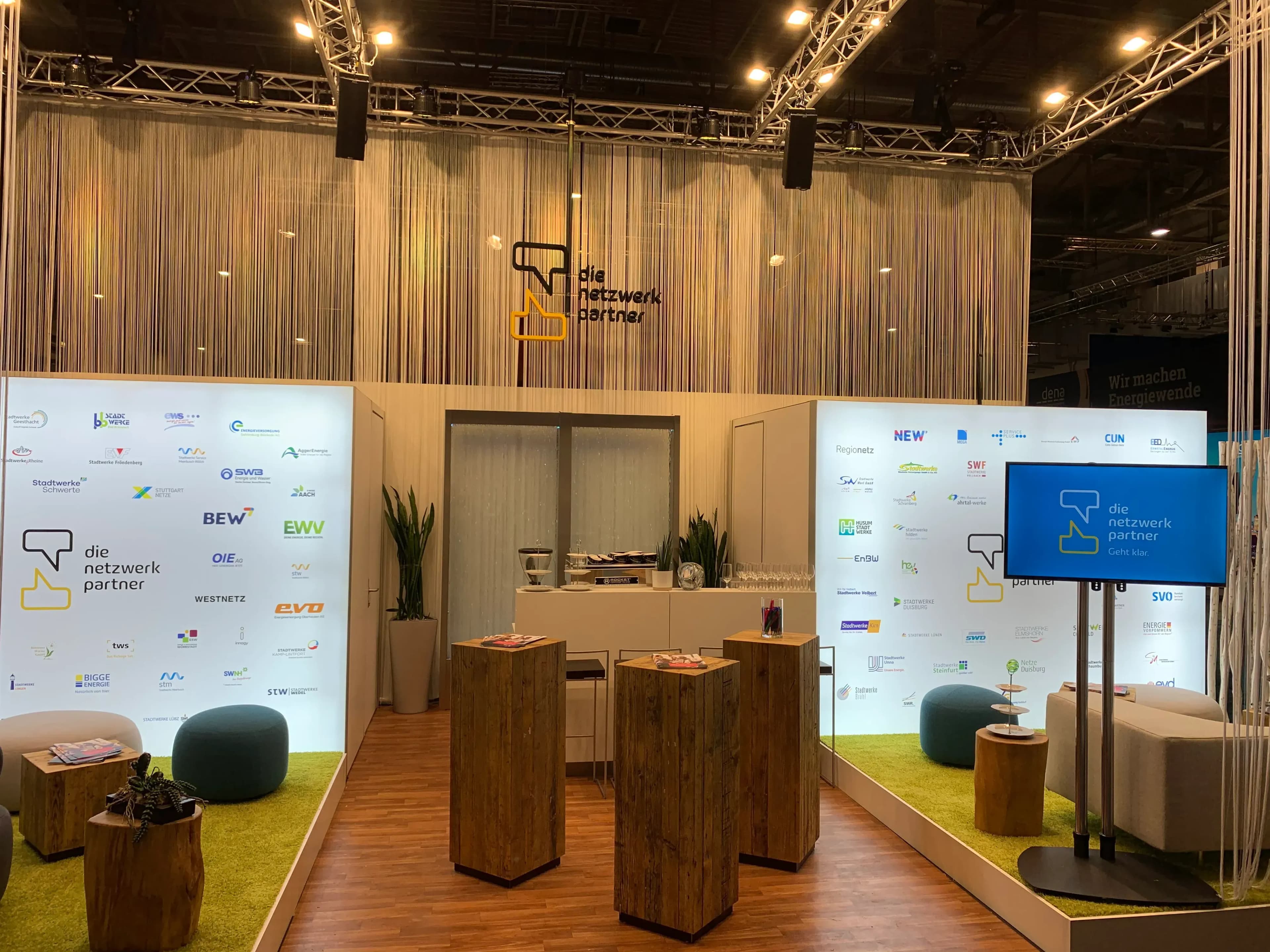 Messeausstattung mieten in Düsseldorf #Mietmöbel #Eventtechnik #LED Wand #LCD Bildschirm